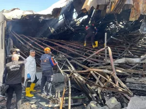 MERSİN (AA) – Mersin'in Akdeniz ilçesindeki mobilya fabrikasında çıkan yangının