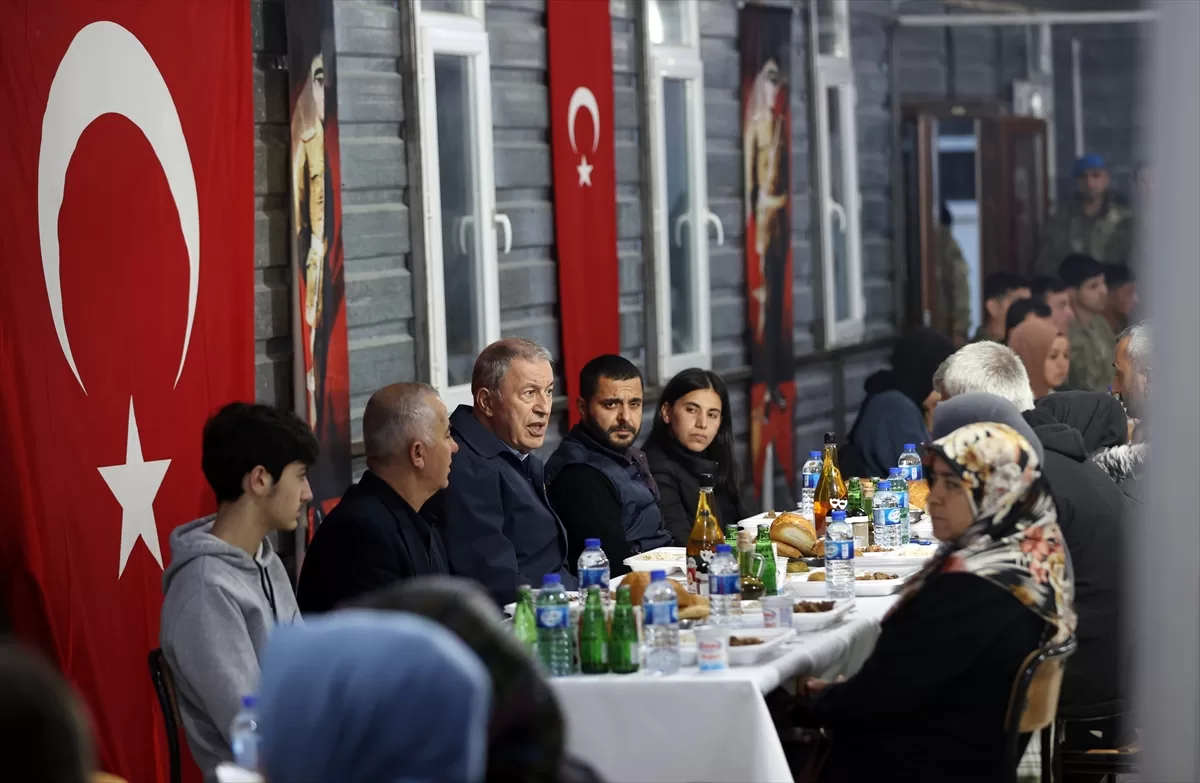 Milli Savunma Bakanı Akar, şehit aileleri ve gazilerle iftar yaptı: