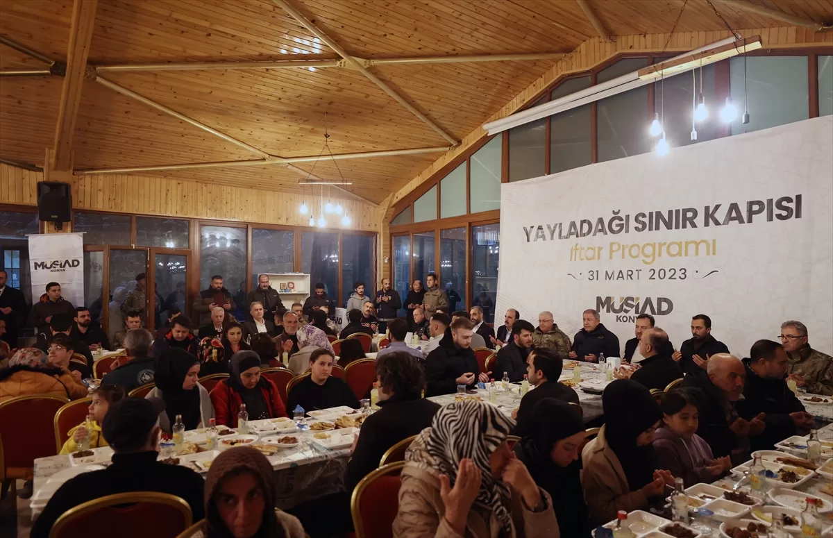 Milli Savunma Bakanı Akar, Yayladağı'nda depremzedelerle iftarda bir araya geldi: