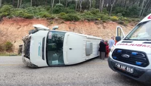 MUĞLA (AA) – Muğla'nın Seydikemer ilçesinde öğretmenleri taşıyan servis minibüsünün