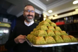 MUŞ (AA) – Muş'ta, Ramazan Bayramı dolayısıyla tatlıcılar aldıkları siparişleri