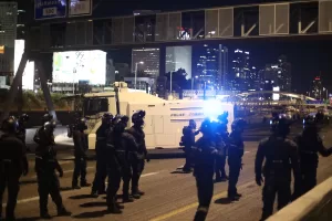 - On binlerce İsrailli, Başbakan Binyamin Netanyahu öncülüğündeki koalisyon hükümetinin