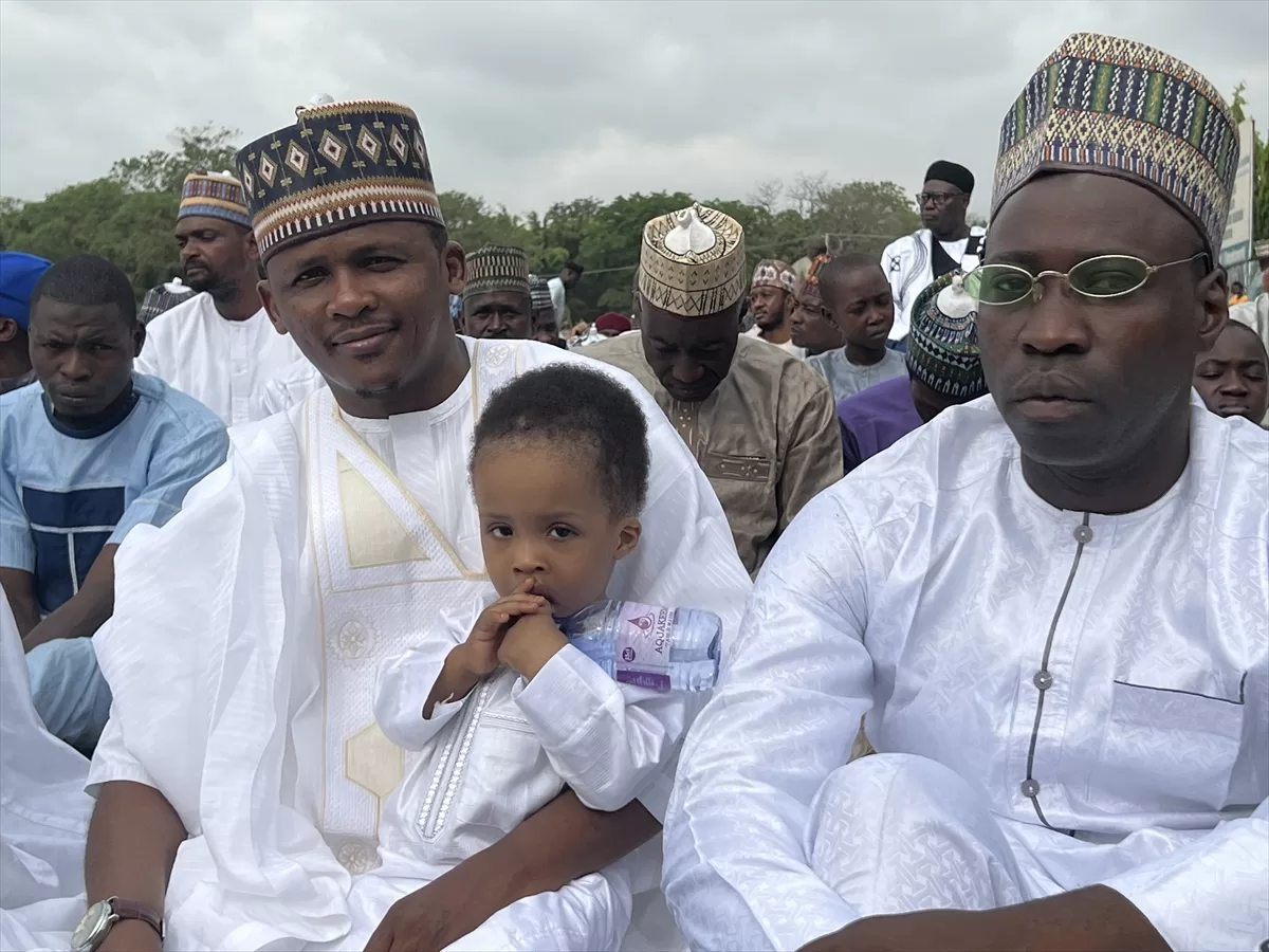 Kamerun ve Nijerya'da Müslümanlar bayram namazı için camilere akın etti