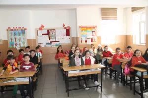 - Samsun'un Çarşamba ilçesinde bir okula giren karga, sıralarda dolaşıp