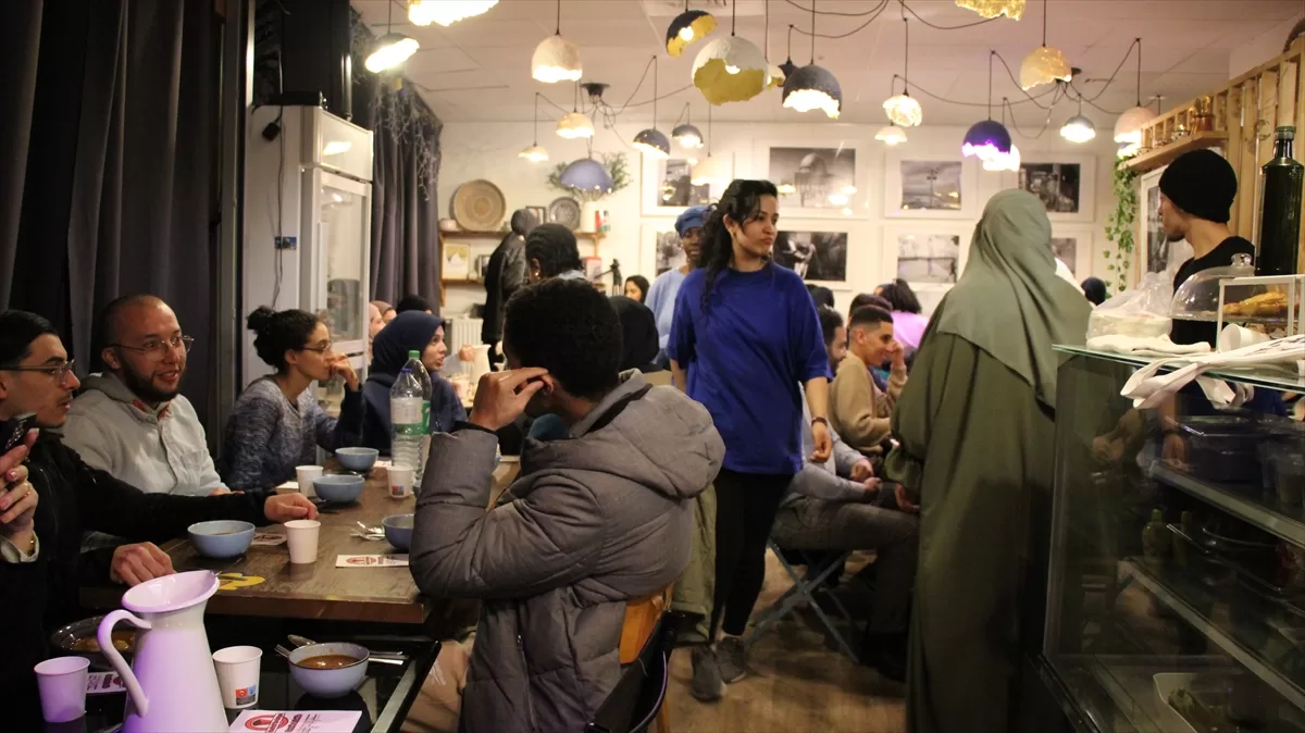 Paris'te ailelerinden uzaktaki Müslüman öğrenciler iftarda buluştu