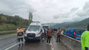 SAKARYA (AA) – Sakarya'nın Geyve ilçesinde işçi servisinin beton bariyerlere