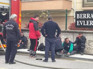 SAKARYA (AA) – Sakarya'nın Adapazarı ilçesinde bina yangınına müdahale ederken