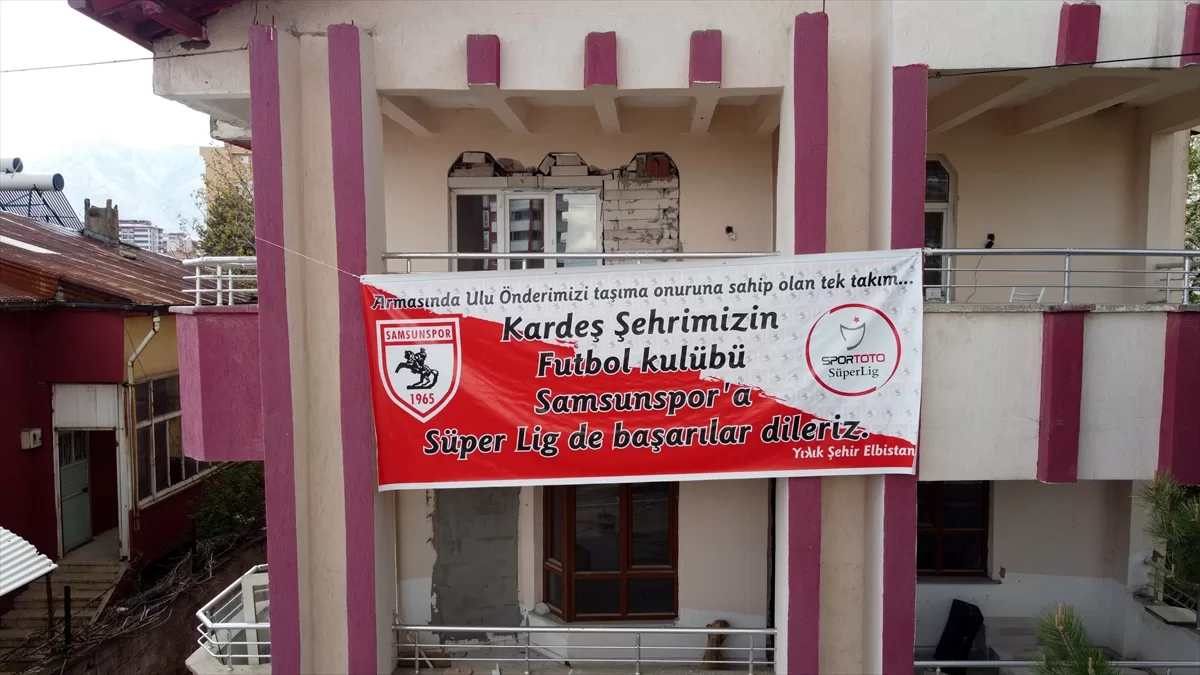 Samsun'dan gelen deprem yardımını unutmayan Elbistanlı aile, evine Samsunspor pankartı astı