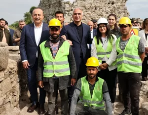 - "TİKA eliyle ecdat yadigarımızın restorasyonunda, Yunus Emre Enstitüsü tarafından