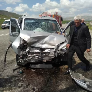 SİİRT (AA) – Siirt'in Kurtalan ilçesinde kamyonetle otomobilin çarpışması sonucu
