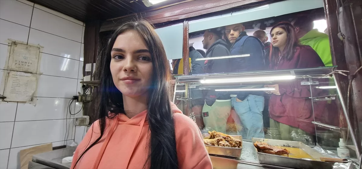 Sırbistanlı Kolasinac, dede yadigari fırınında hazırladığı ramazan pidelerini ücretsiz dağıtıyor