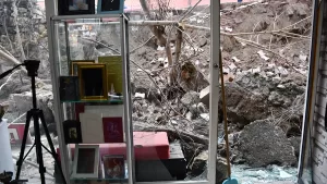 SİVAS (AA) – Sivas'ta bir apartmanın bahçesindeki istinat duvarının çökme