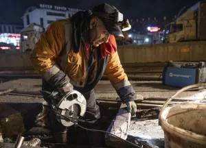 İSTANBUL (AA) – Sultangazi'de hafriyat kamyonunun çarpması nedeniyle zarar gören
