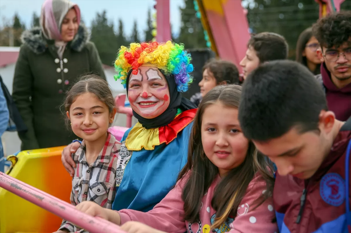 Taraftar grubu UltrAslan, Kahramanmaraş'ta lunaparkı faaliyete geçirip çocukları güldürdü