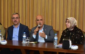 - "Milletimiz kendine hizmet edenle, kendine ihanet edeni veya kendine