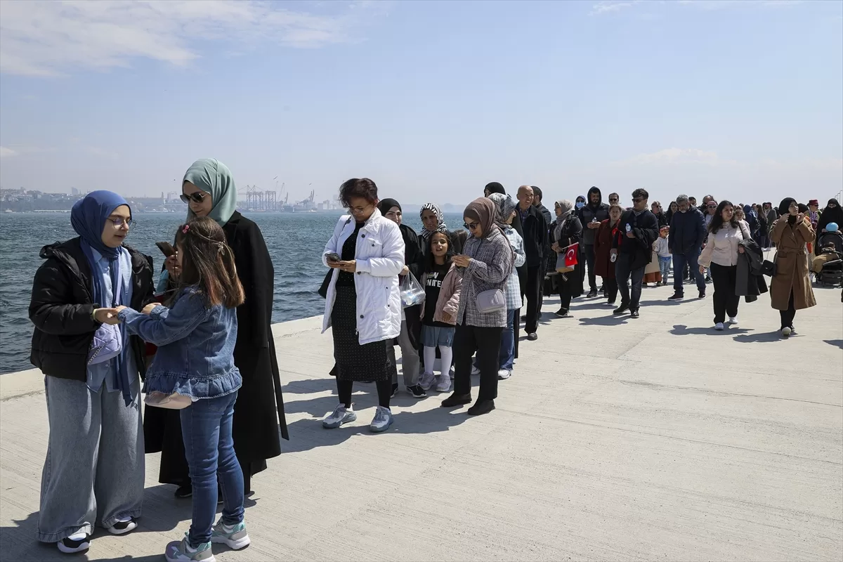 Sarayburnu Limanı'nda demirleyen TCG Anadolu gemisinde bayram yoğunluğu