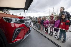 ANKARA (AA) – Togg'un T10X modeli, Cumhurbaşkanlığı Külliyesi'nde vatandaşların beğenisine