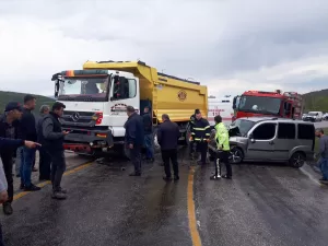 TOKAT (AA) – Tokat'ın Niksar ilçesinde kamyon ile hafif ticari