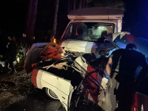 TOKAT (AA) – Tokat'ın Niksar ilçesinde kamyonet ile otomobilin çarpışması