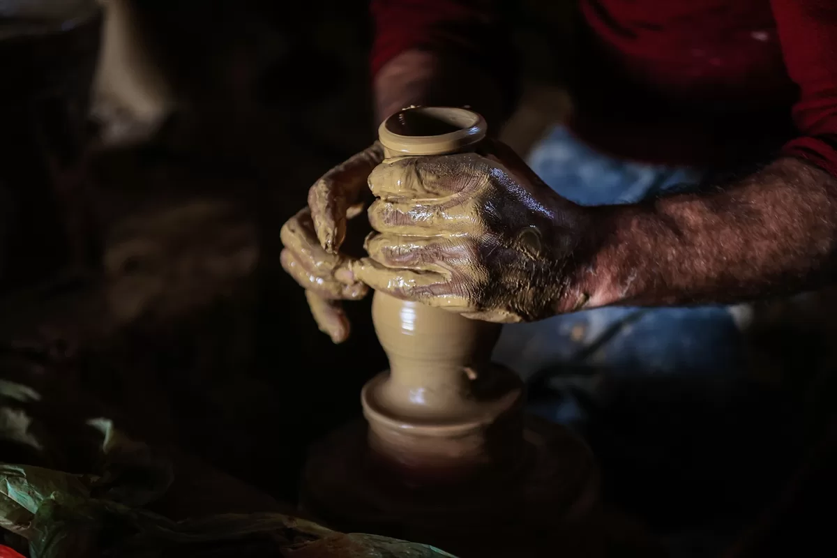 Toprağı sanata çeviren Bağdatlı çömlek ustaları yüzlerce yıllık geleneği sürdürüyor