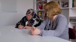 EDİRNE (AA) – Edirne'de 61 yaşındaki Necibe Hakver, torunlarını ödev