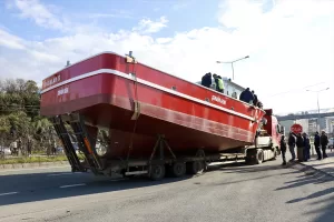 TRABZON (AA) – Trabzon'da tırın dorsesinde nakledilen teknenin üzerindeki kişi,