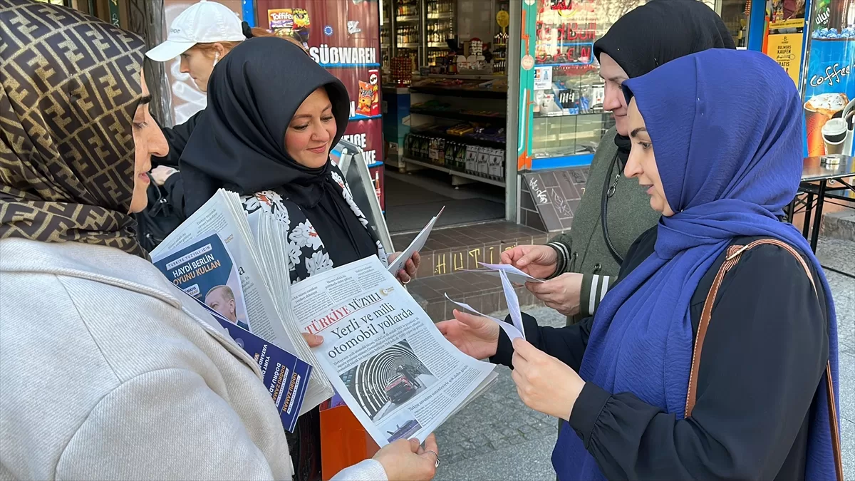 Türkiye Yüzyılı gazetesi Berlin’de vatandaşlara ulaştırıldı