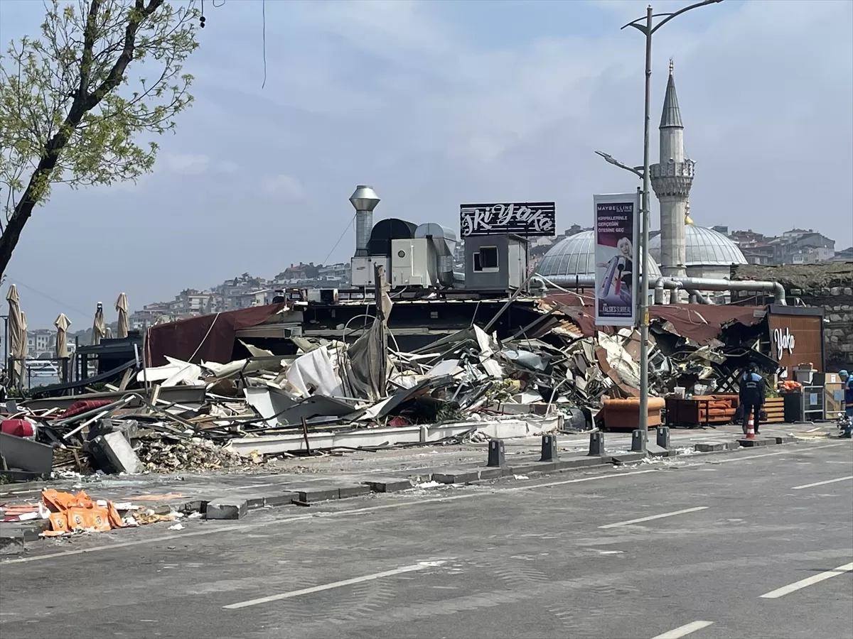 GÜNCELLEME – Üsküdar'da bir kafenin yıkımı sırasında gerginlik yaşandı