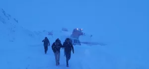 VAN (AA) – Van'ın Bahçesaray ilçesinde yoğun kar nedeniyle araçlarıyla