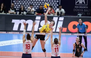 Salon: Atatürk Voleybol Hakemler: Arzu Uzatöz, Necmi Avcı VakıfBank: Cansu