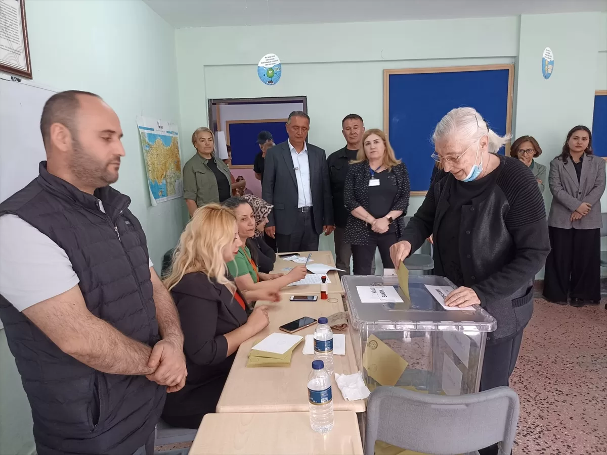 10. Cumhurbaşkanı Ahmet Necdet Sezer, Ankara'da oyunu kullandı