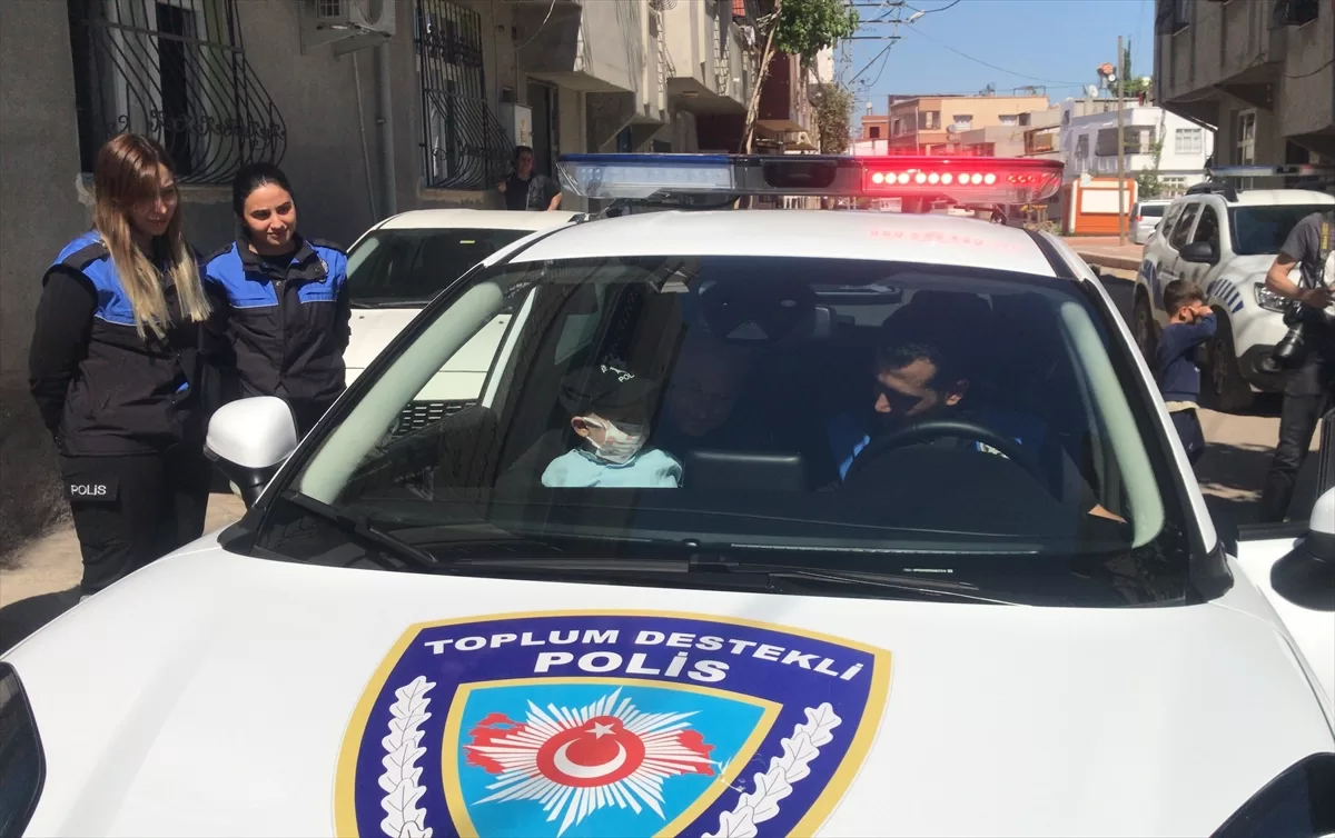 Adana'da emniyet personeli, polis olmak isteyen hasta çocuğu ziyaret etti