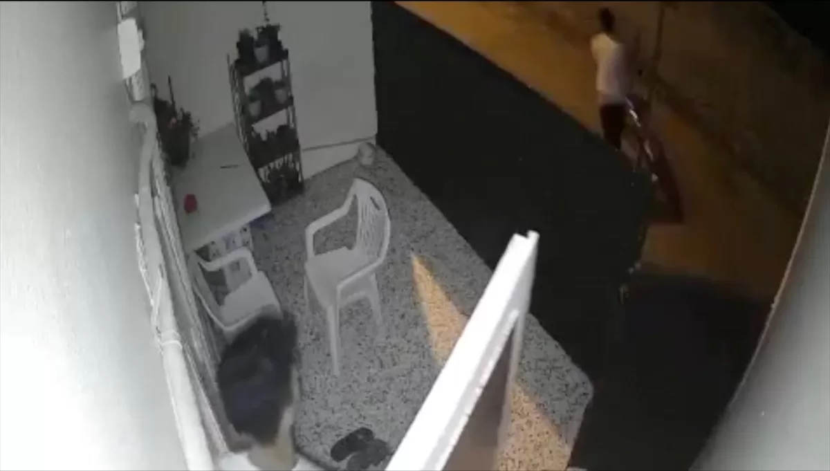 Adana'da öğrencinin, bisikletini çalan hırsızın arkasından koşması kamerada