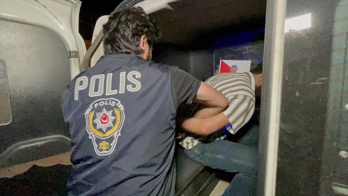 Adana'da polisten kaçarken üzerindeki el bombasını atan şüpheli yakalandı