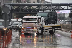 AFYONKARAHİSAR (AA) – Afyonkarahisar'da sağanak nedeniyle altgeçitte mahsur kalan 4