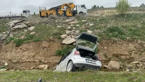 AFYONKARAHİSAR (AA) – Afyonkarahisar'ın Bolvadin ilçesinde otomobilin şarampole devrildiği kazada