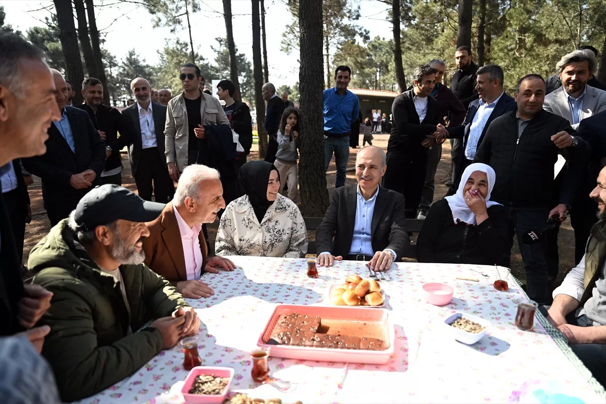AK Parti Genel Başkanvekili Kurtulmuş, Ümraniye'de vatandaşlarla buluştu: