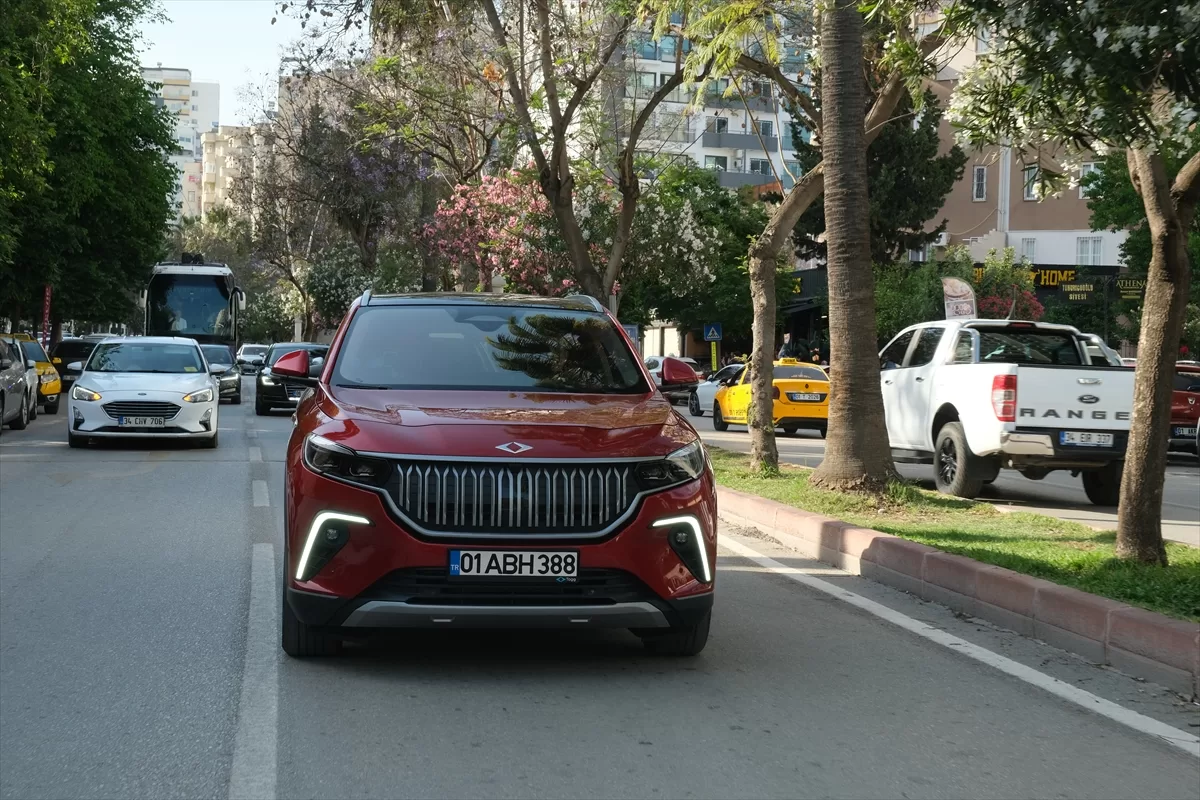 AK Parti Sözcüsü Ömer Çelik, Adana'da Togg kullandı