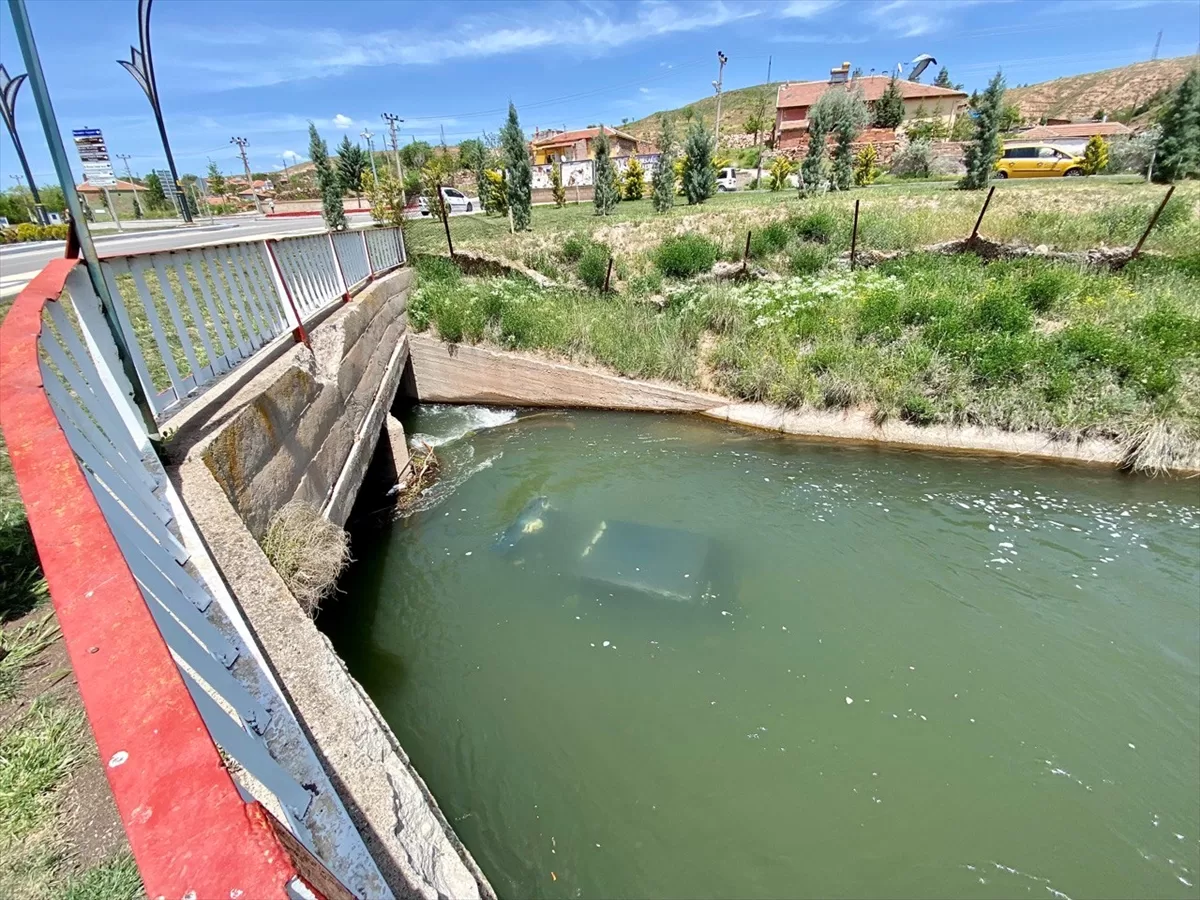 Aksaray'da sahibinin bırakıp kaçtığı araçla kanala düşen şüpheli yakalandı