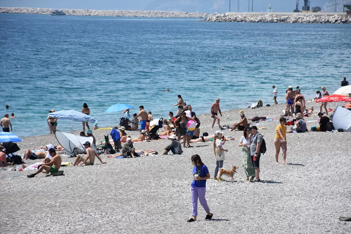 Antalya sahillerinde güneşli hava yoğunluğu