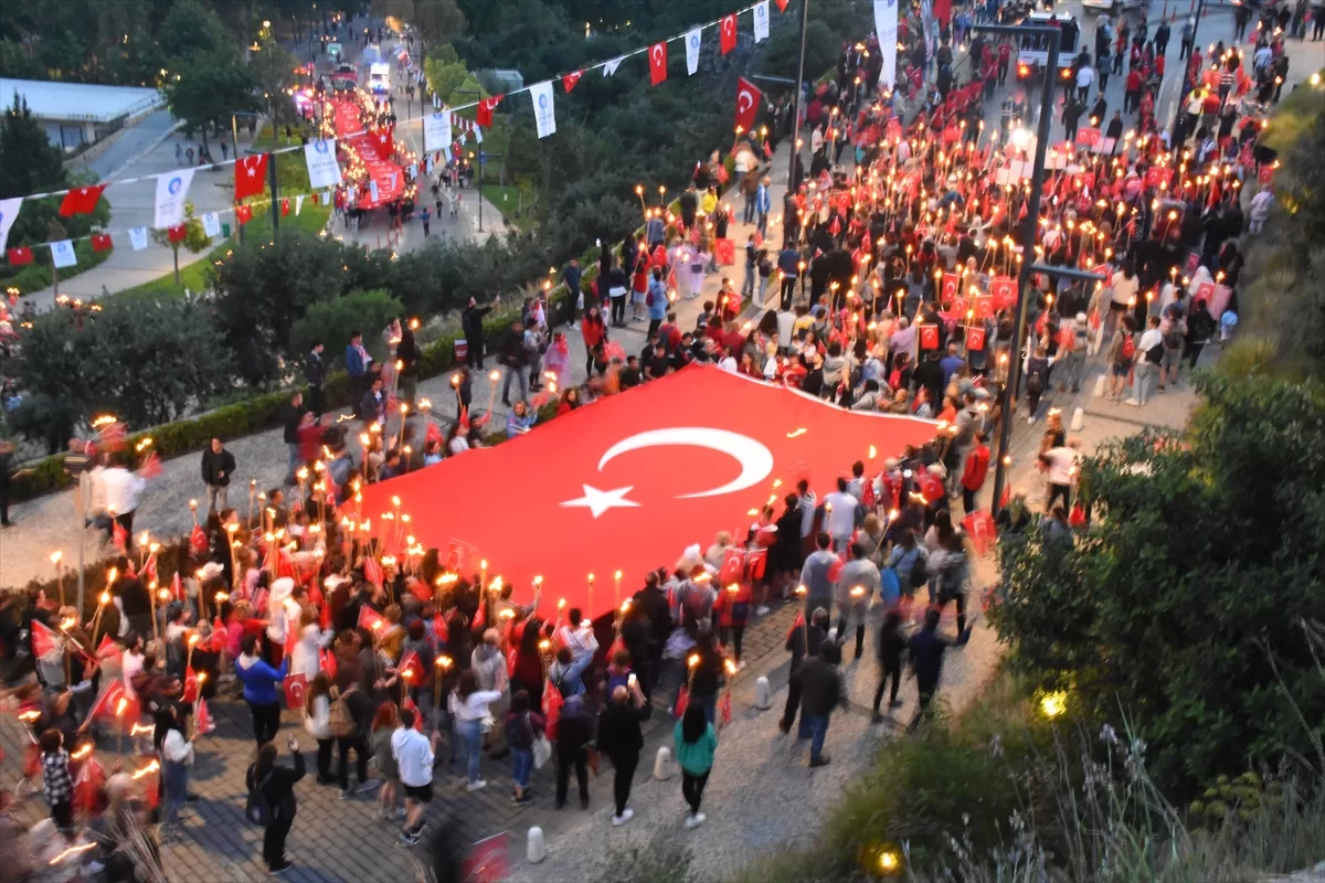 Antalya'da fener alayı ile konser düzenlendi