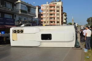 ANTALYA (AA) – Antalya'nın Serik ilçesinde servis midibüsü ile otomobilin