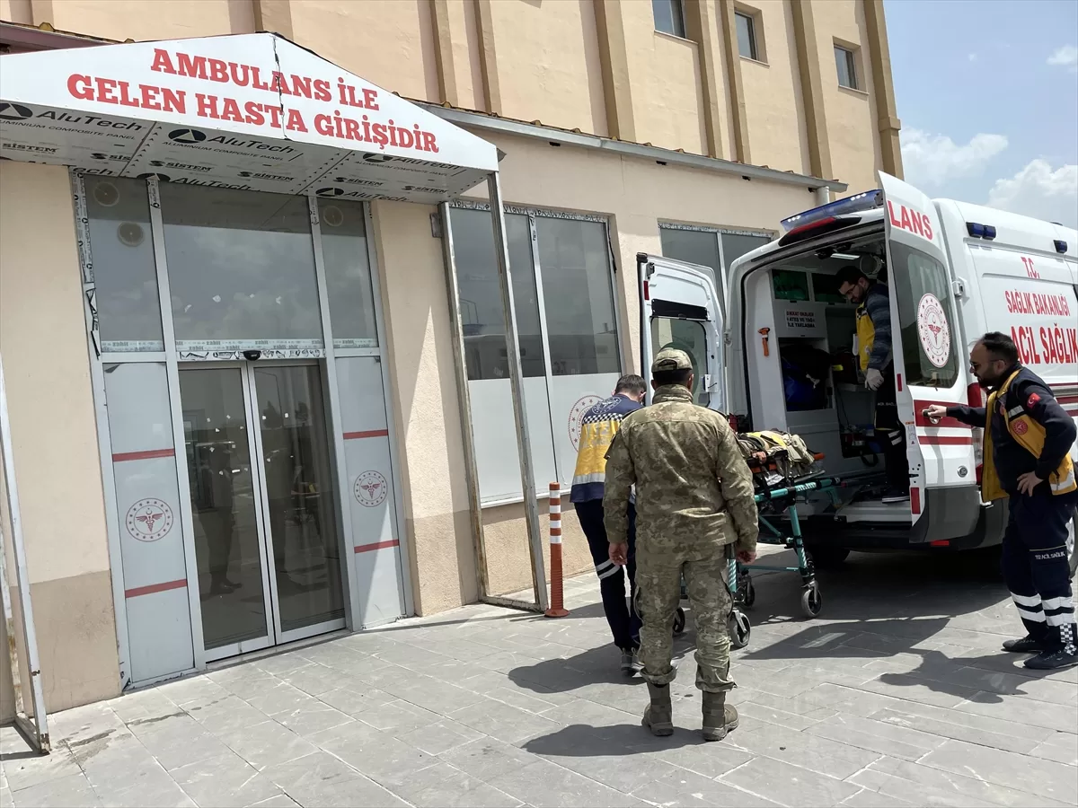 Ardahan'da askeri aracın devrildiği kazada 5 asker yaralandı