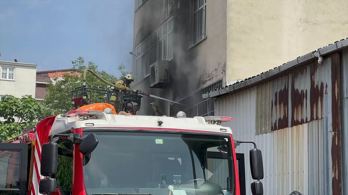 Arnavutköy'de bir lastik deposu çıkan yangında hasar gördü