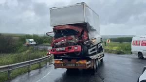 İSTANBUL (AA) – Arnavutköy'de biri tır 3 aracın karıştığı trafik