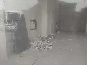 İSTANBUL (AA) – Avcılar'da, bitişikteki dükkanın duvarını kırıp girdikleri banka