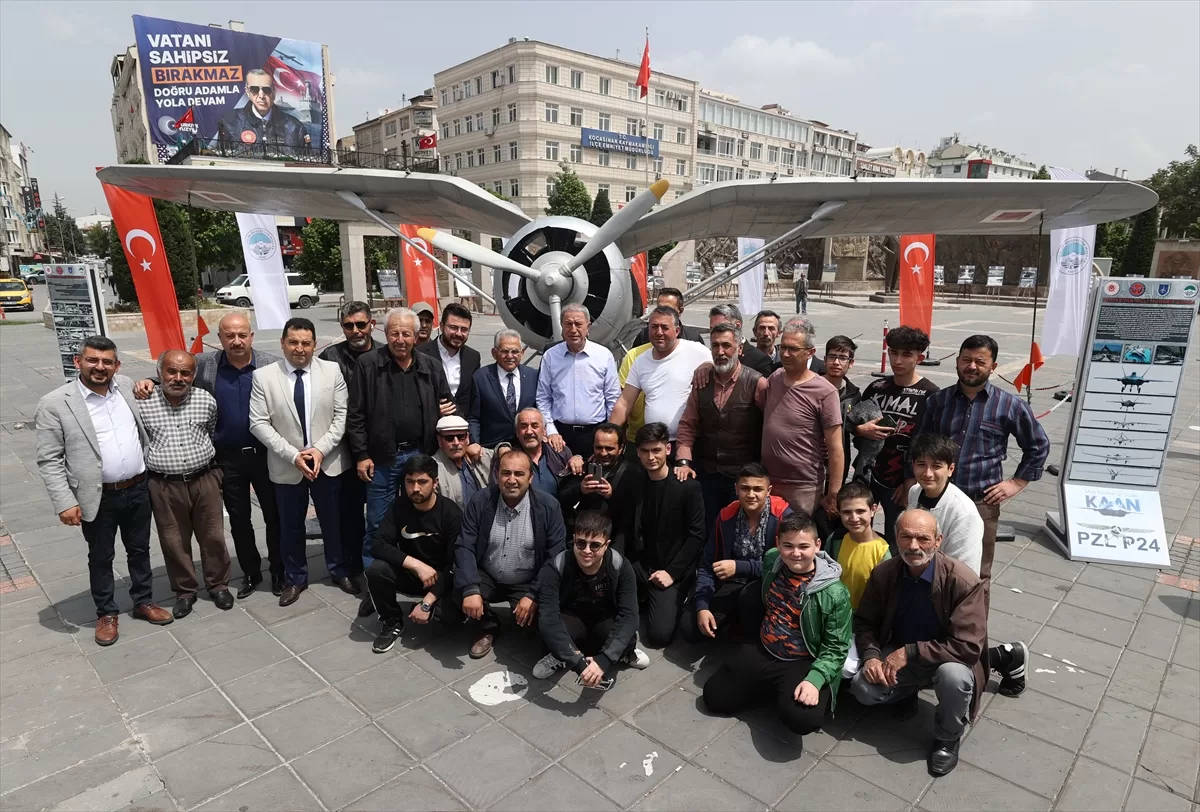 Bakan Akar, Kayseri Cumhuriyet Meydanı'nda sergilenen uçağı inceledi