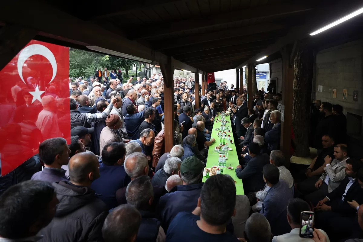 Bakan Akar, Kayseri'nin Yeşilhisar, Yahyalı ve Develi ilçelerinde vatandaşlarla bir araya geldi: