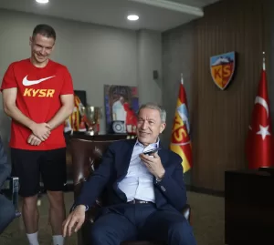 - Milli Savunma Bakanı Akar, Kayserispor ziyareti sırasında Kolovetsios'u, cep