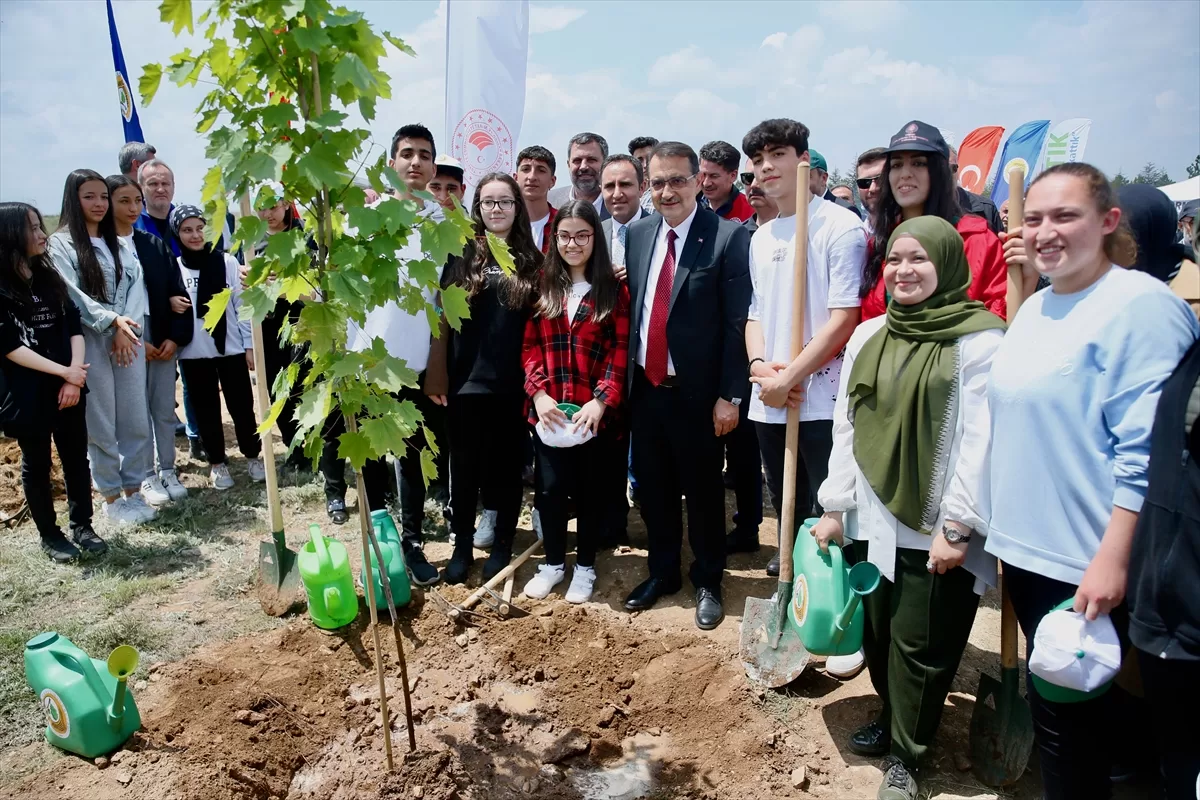 Bakan Dönmez, Eskişehir'de gençlerle fidan dikip piknik yaptı: